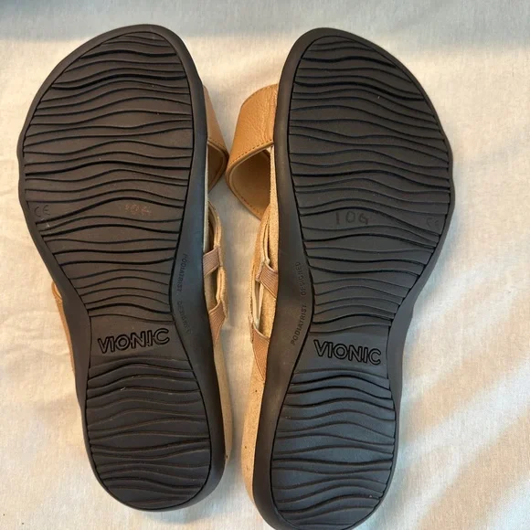 Vionic Zaire Tan/ Macaroon Sandals with Crisscross Straps and Cork Footbed NWOT - Picture 4 of 7